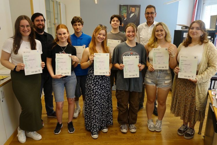 AFS-Schülerinnen erhalten das Cambridge Certificate of Advanced English